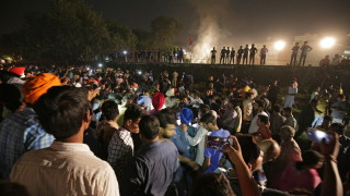 Най малко 60 са жертвите на вчерашната жп катастрофа в Индия Повече