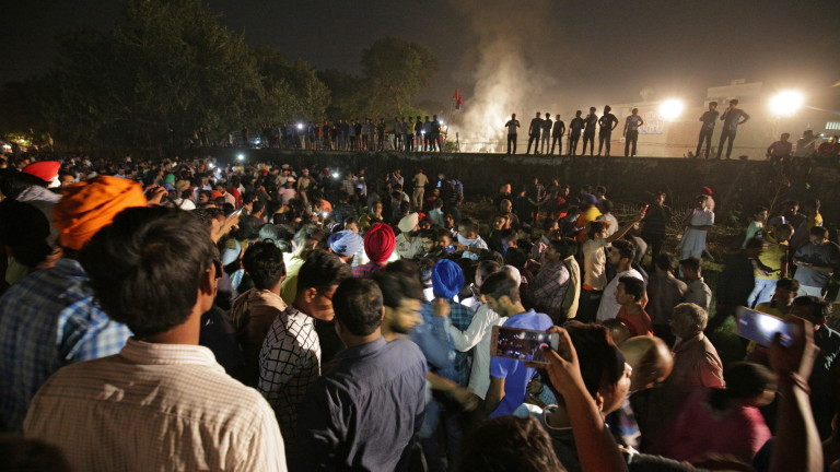 Най-малко 60 са жертвите на вчерашната жп катастрофа в Индия.