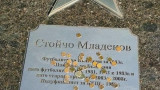  Фенове на ЦСКА нахвърляха жълти стотинки и подправени банкноти върху звездите на Младенов и Пенев 
