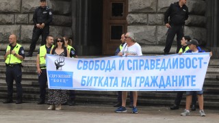 С живи вериги блокираха отново движението в Триъгълника на властта