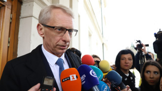 Не е ясно до колко всичко е театър в който