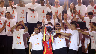 Десетки хиляди испанци развяващи знамена и облечени в червено жълтите екипи