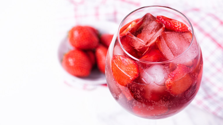 Коктейл Scarlet Spritz - червеното изкушение на лятото
