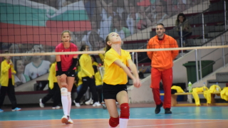 Треньорът на девойките до 17 и до 19 години на