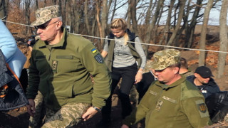 Русия трупа въоръжени сили в близост до украинските граници което
