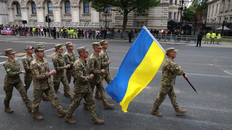 Украински войници маршируваха на парад в Лондон за 80 години от победата над Германия