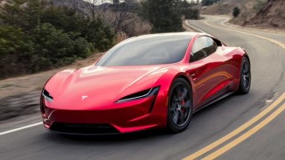 Tesla рекламира новия си дълго отлаган модел Roadster който вече е