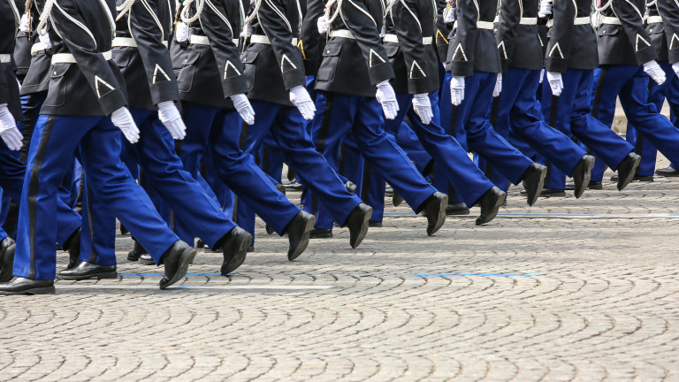 Правителството на Франция има план да върне задължителната военна служба