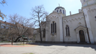 Премахнаха пейките в градинката около столичния храм Свети Георги на