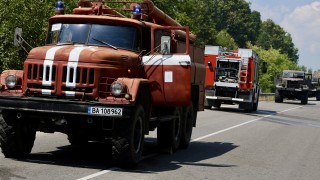 Пожар избухна в склад за гуми на Крайезерния път край