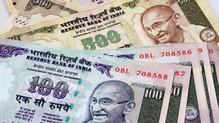 Индийската рупия не е била толкова скъпа от година и половина насам