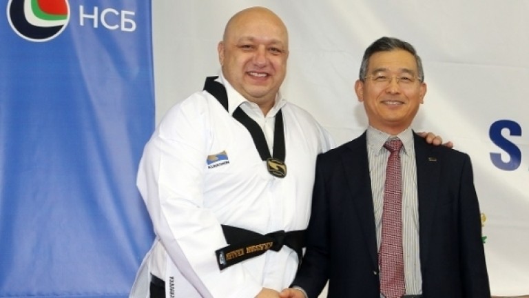 Министър Кралев бе удостоен с почетен седми дан по таекуондо WTF