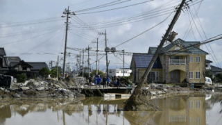 Трима загинали и поне 25 изчезнали заради наводненията в Япония