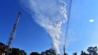 Индонезийските власти наредиха на живеещите до вулкан хора да напуснат