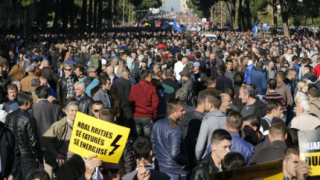 Над 200 хил. души излязоха на антиправителствен протест в Тирана