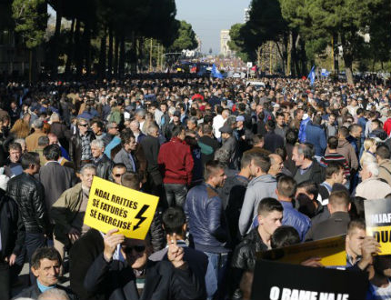 Над 200 хил. души излязоха на антиправителствен протест в Тирана