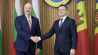 Премиерът Росен Желязков беше посрещнат с официална церемония с военни