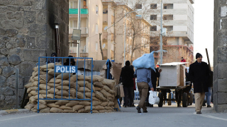 Кола бомба уби 7 полицаи в Южна Турция