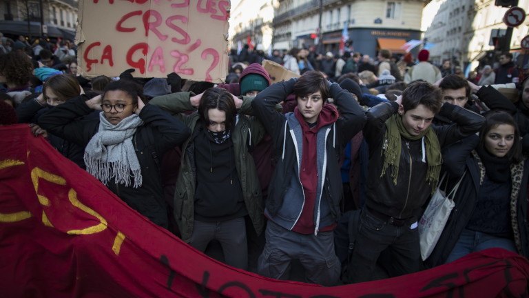Ученици от гимназии в Париж отново излязоха на протест срещу