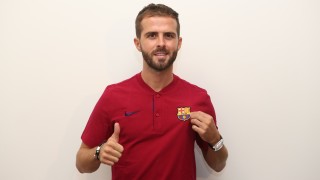 Спортинг Лисабон проявява интерес към полузащитника на Барселона Миралем Пянич