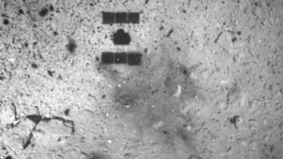 Японска сонда бомбардира астероид за проби Японският космически апарат Hayabusa 2