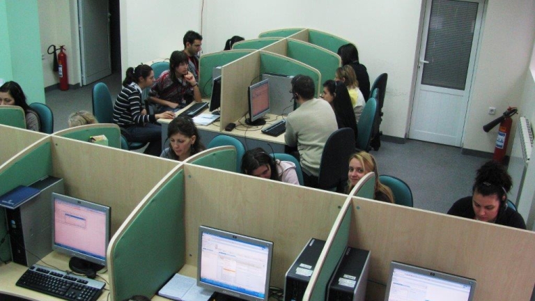 Близо 1 млн. обаждания обслужил контактният център на ЧЕЗ за 2015 година