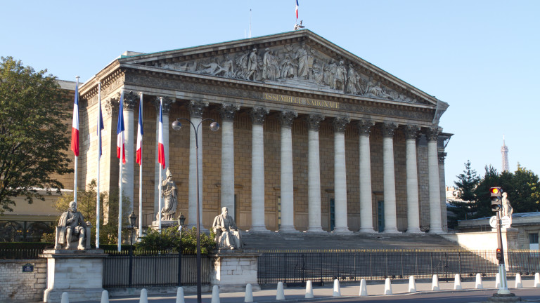 Френският парламент одобри законопроект, който позволява на правителството ускорено да