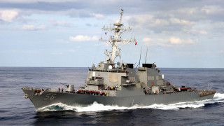 Американският военен кораб Джон Маккейн е пресякъл руската граница в