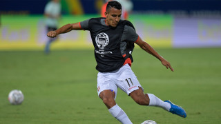 Перуанският национал и нападател на Университарио Алекс Валера се отдалечава