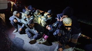 Задържаха 11 бежанци в Бургаско
