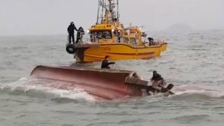 Спасиха осем души които са били на борда на рибарска