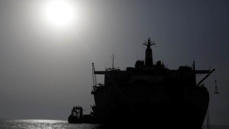Двама американски военни моряци са изчезнали край бреговете на Сомалия.