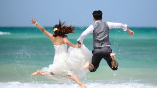 Сватба на брега на морето си е романтична класика на