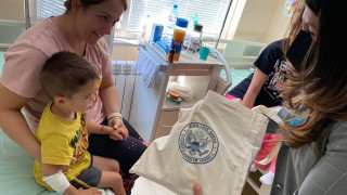Посолството на САЩ подари играчки на детски отделения по случай 4 юли