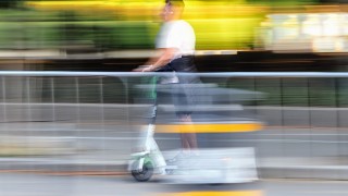 Тротинетка блъсна пешеходец в София Инцидентът стана минути преди 19