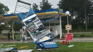 Тир се заби в бензиностанция в Плевенско съобщава Нова телевизия Пътният