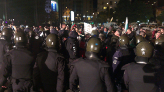 Протестът пред НДК ескалира