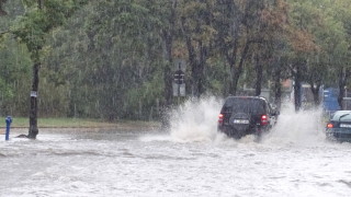 Порой наводни улици и паркинги в Благоевград 