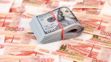 Курсът на руската валута скочи до 60 рубли за долар, за пръв път от 4 години - защо