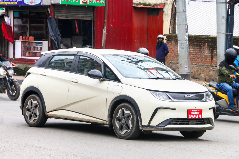 Електрическият BYD Dolphin по улиците на Катманду, Непал