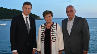 Шефът на БНБ обсъди готовността ни за еврозоната с Кристалина Георгиева и Валдис Домбровскис