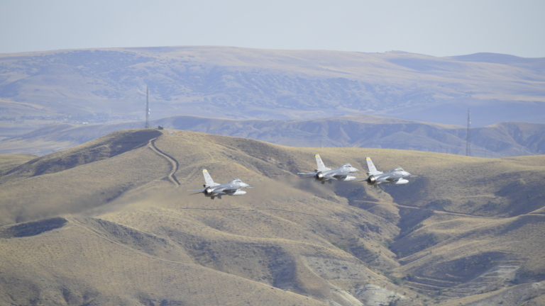 Турските бойни самолети са нападнали 19 обекта на ПКК в