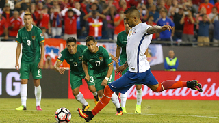 Спорна дузпа в 100-ата минута донесе победата на Чили (ВИДЕО)