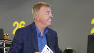 Наско Сираков инспектира отбора на Левски преди днешната тренировка на