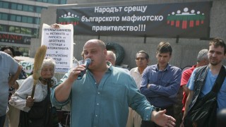 На до 10 души се стопи протеста пред Народното събрание
