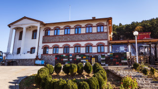 Чашата вино е елегантна Течността изпълва стъклото и ароматът превзема