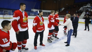 Министър Дашева награди най-добрите хокеисти на световното първенство