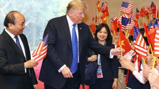 Президентът на САЩ Доналд Тръмп ентусиазирано развява малък флаг на