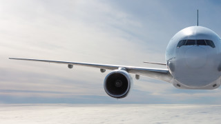 12 души бяха откарани в болница след като самолет на