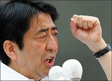 Напрежение за Шиндзо Абе на изборите в Япония 
